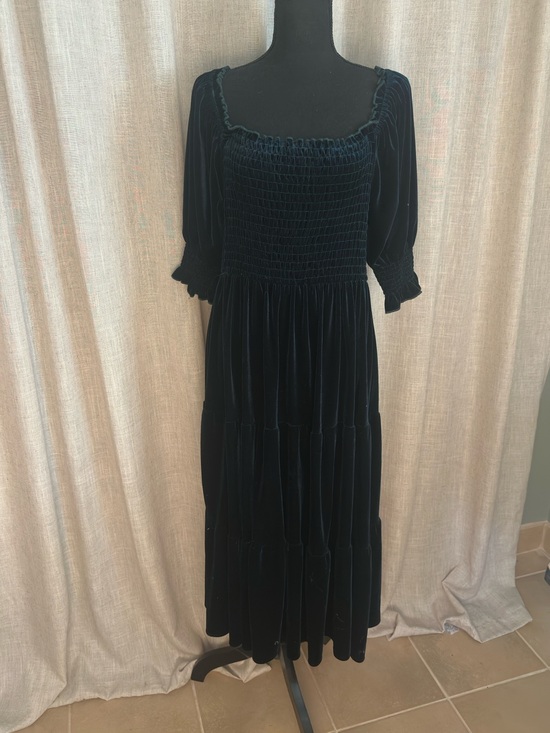 Dresses & Skirts - Deep green velvet dress